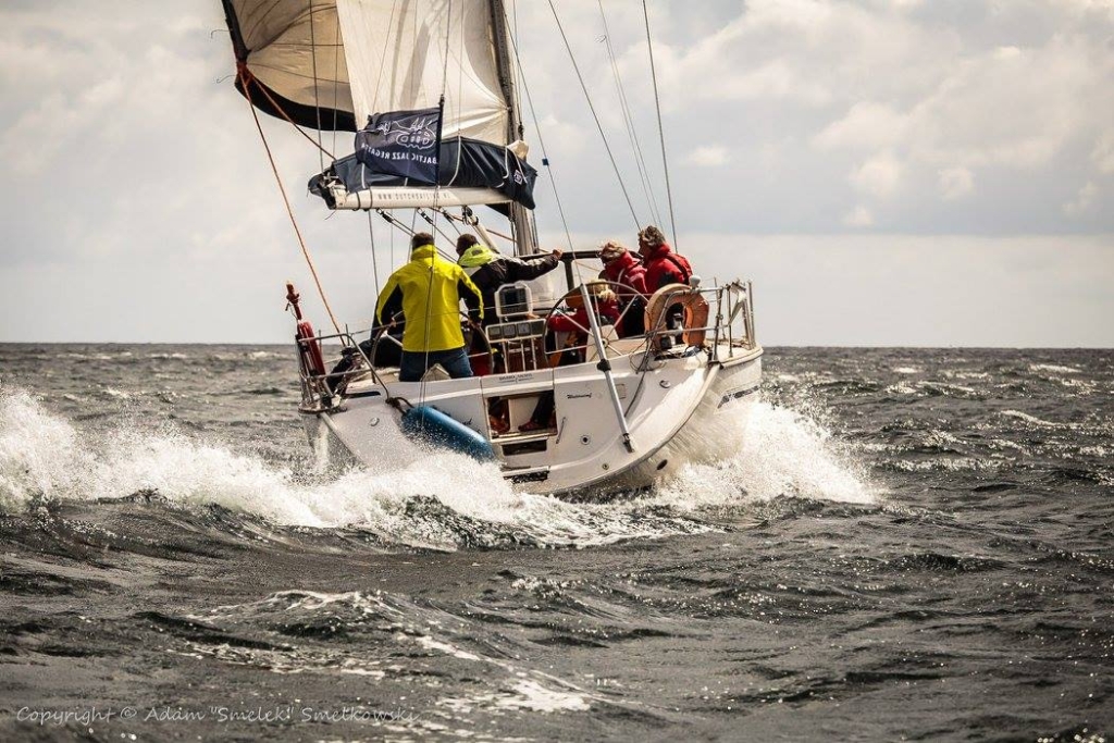 waternimg rejs jachtem bavaria 44