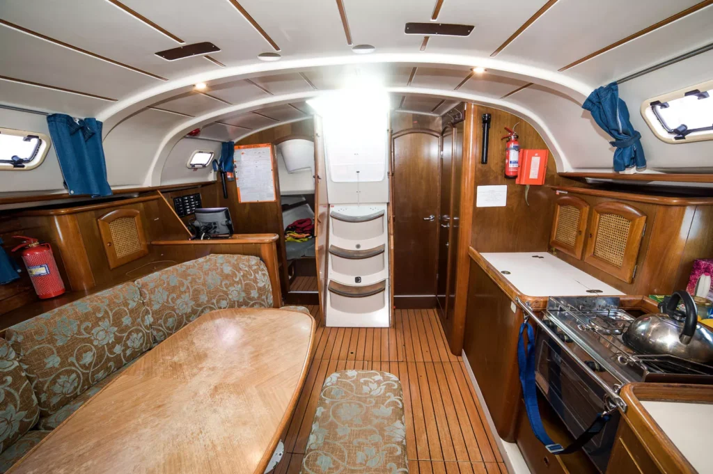 falando beneteau oceanis 381 pod pokladem