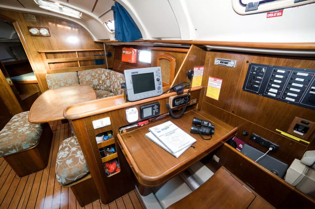 falando beneteau oceanis 381 stolik nawigacyjny