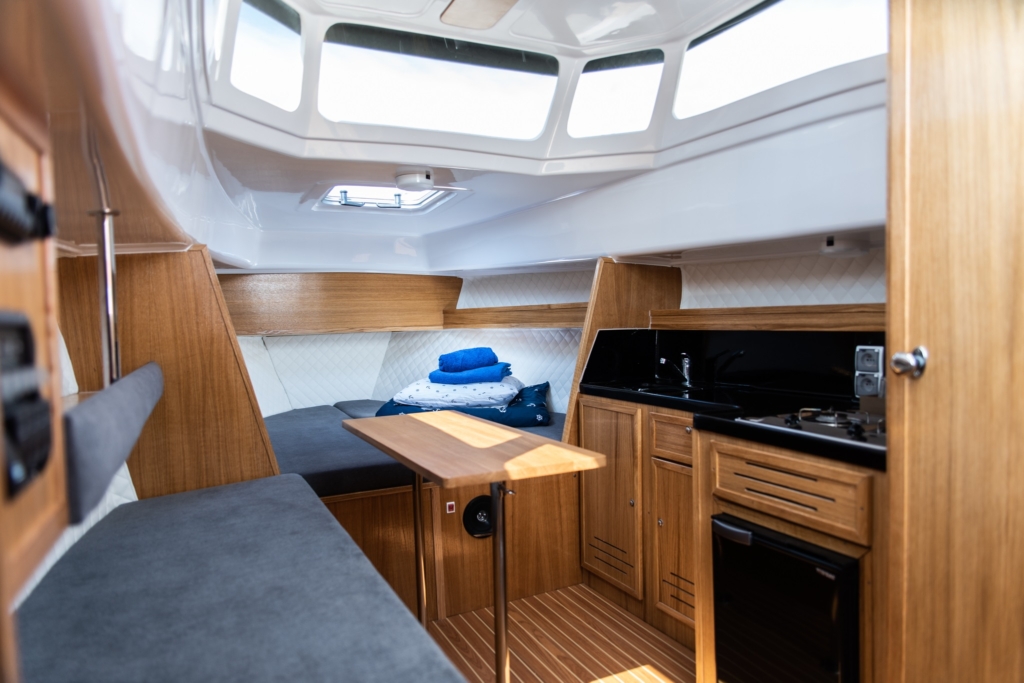 kabina 700 cruiser wnetrze jachtu