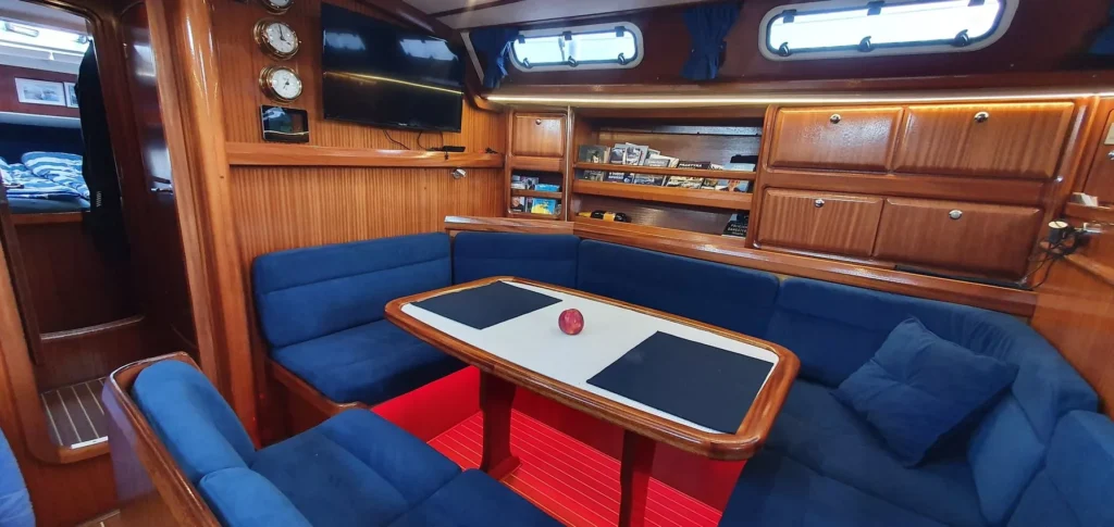 atilius ii bavaria 44 wnetrze jacht