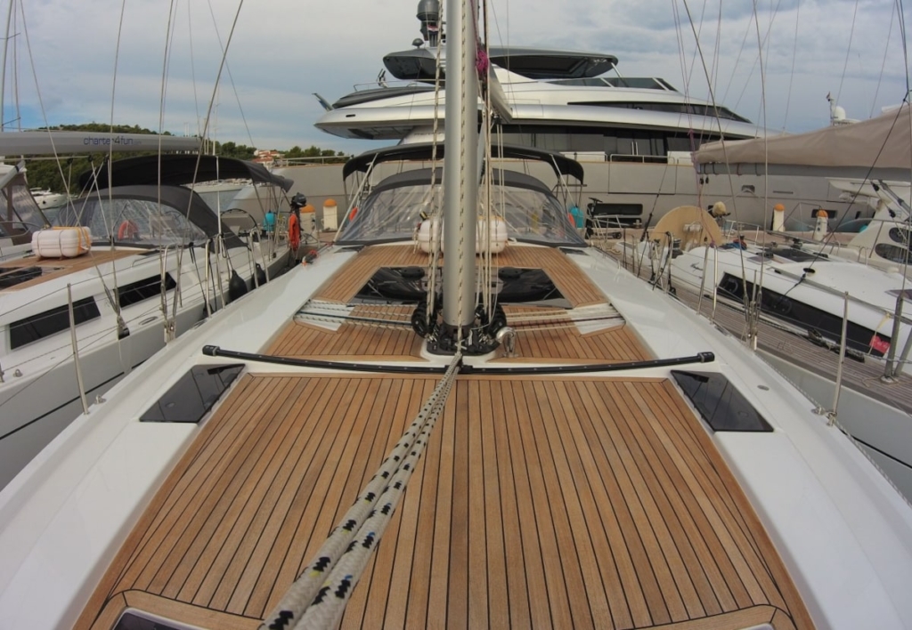 kamini my portofino poklad jachtu hanse 455
