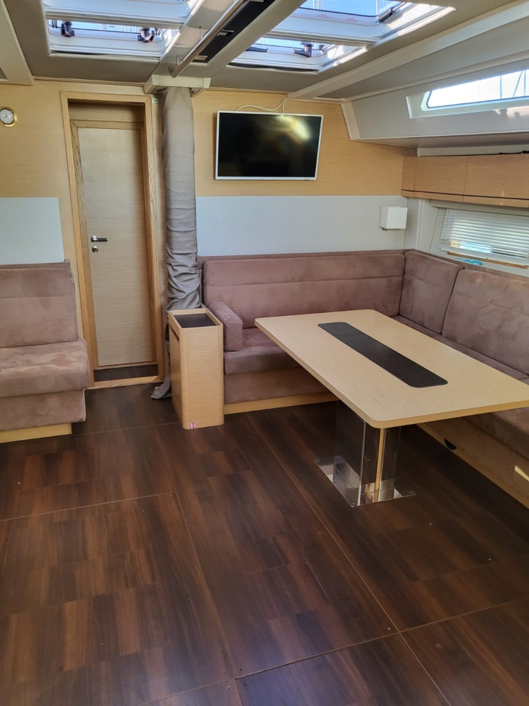 wnetrze jachtu kamini hanse 548